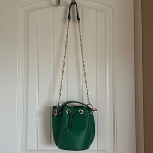 Diva's bucket bag